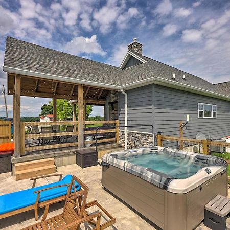Chic Williamstown Retreat With Pool And Hot Tub! Villa Kültér fotó