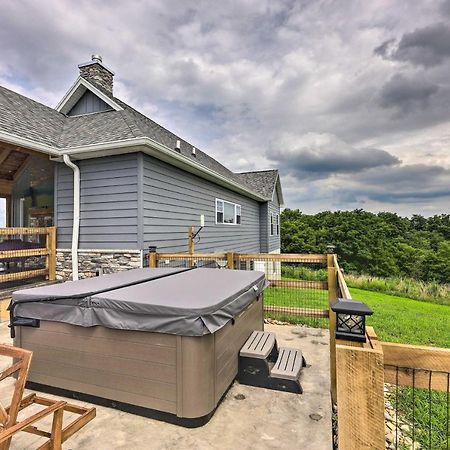 Chic Williamstown Retreat With Pool And Hot Tub! Villa Kültér fotó