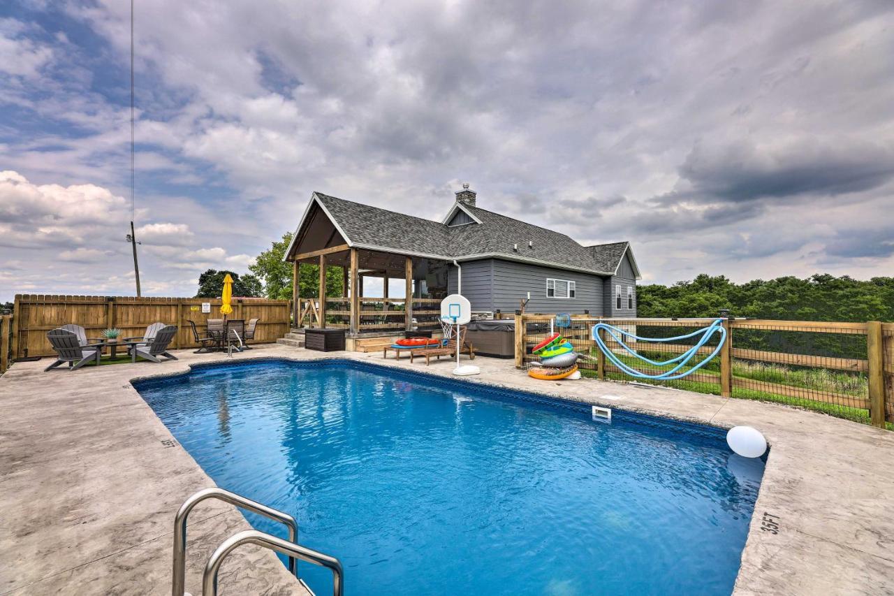 Chic Williamstown Retreat With Pool And Hot Tub! Villa Kültér fotó