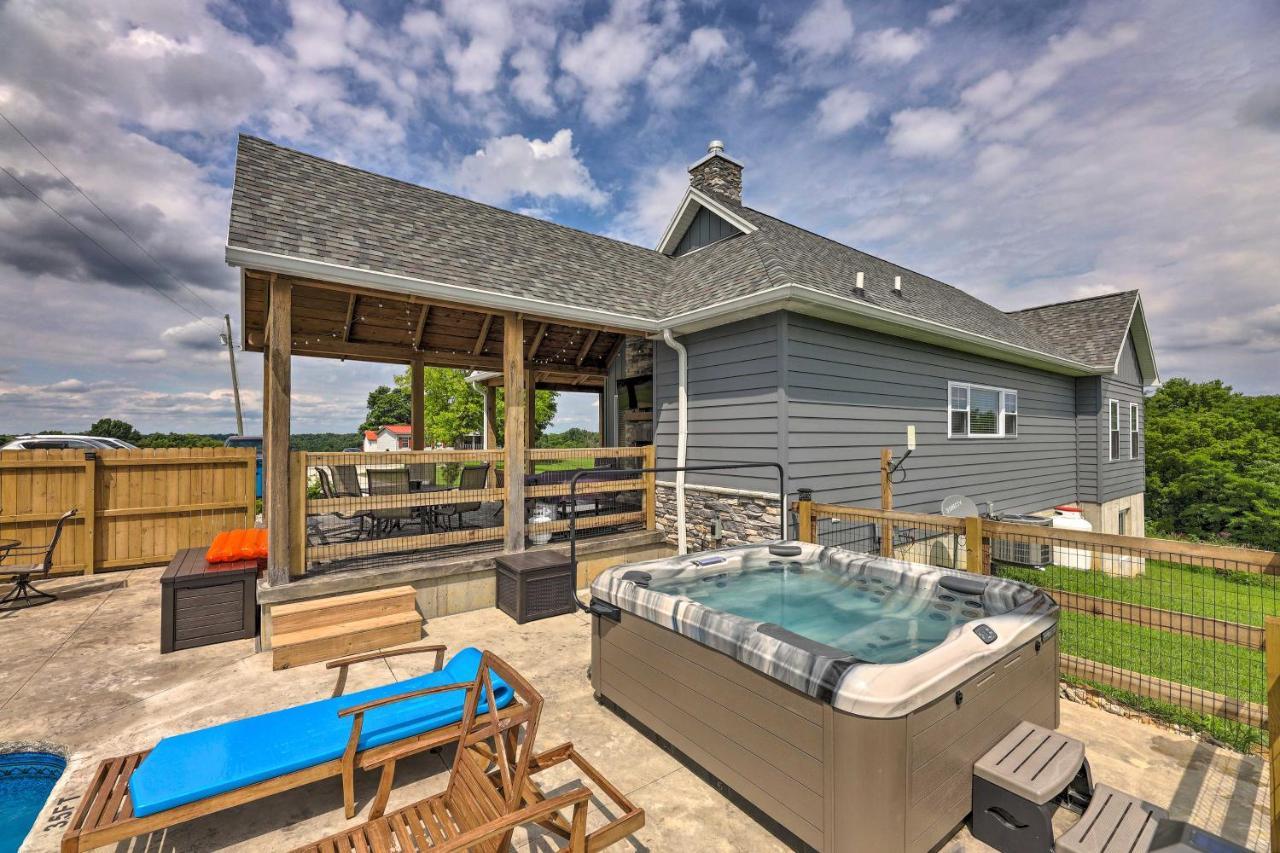 Chic Williamstown Retreat With Pool And Hot Tub! Villa Kültér fotó