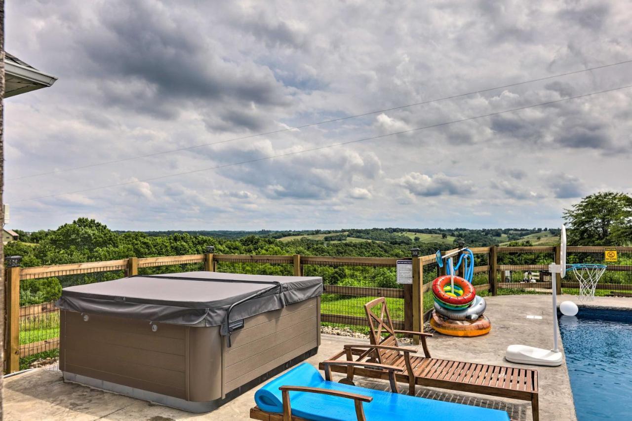 Chic Williamstown Retreat With Pool And Hot Tub! Villa Kültér fotó