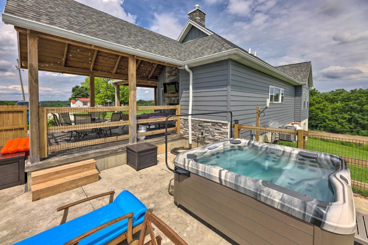 Chic Williamstown Retreat With Pool And Hot Tub! Villa Kültér fotó