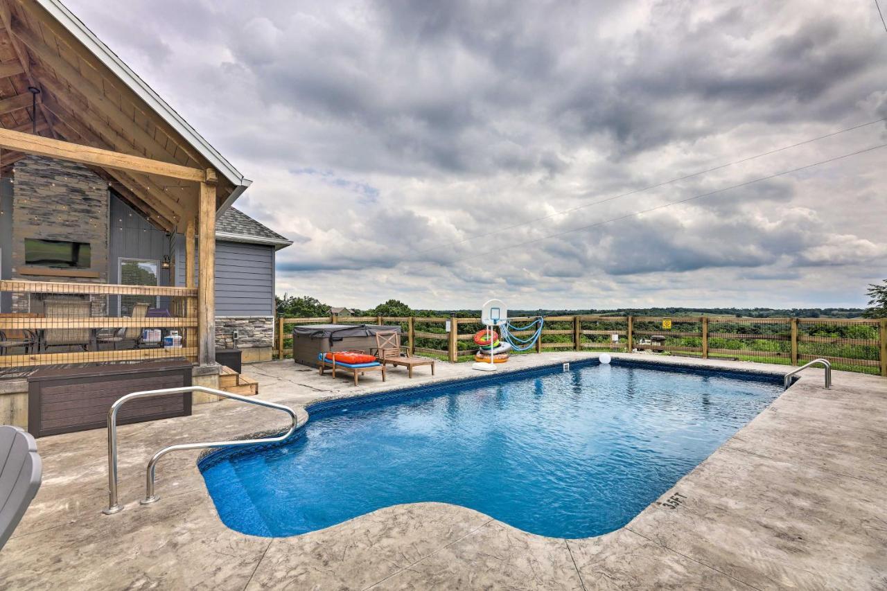 Chic Williamstown Retreat With Pool And Hot Tub! Villa Kültér fotó